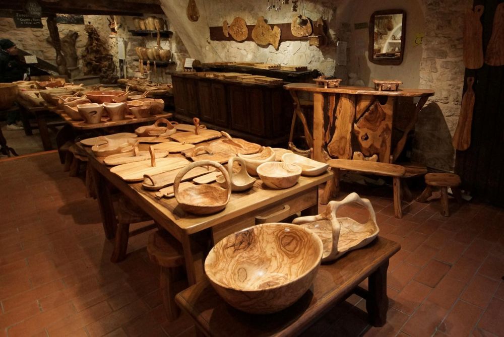 interieur de la boutique du Travail du Bois d'olivier à Tourrettes-sur-loup