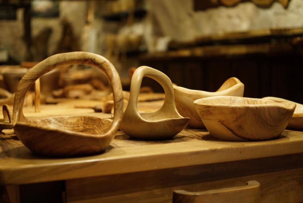 Vue de l'interieur de la boutique du Travail du Bois d'olivier à Tourrettes-sur-loup