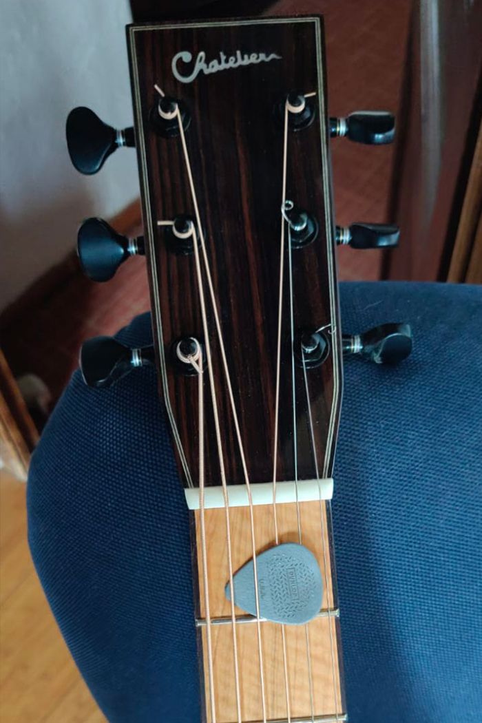 Le violon en bois d'olivier réalisé par Guillaume Dubosq - Vue face