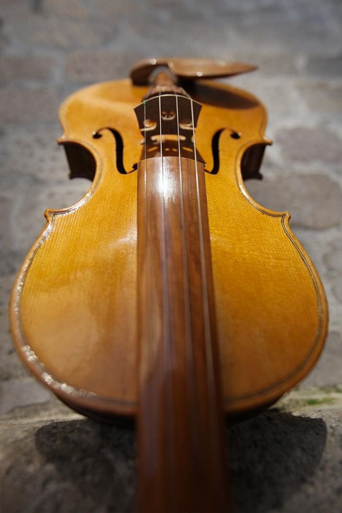 Le violon en bois d'olivier réalisé par Guillaume Dubosq