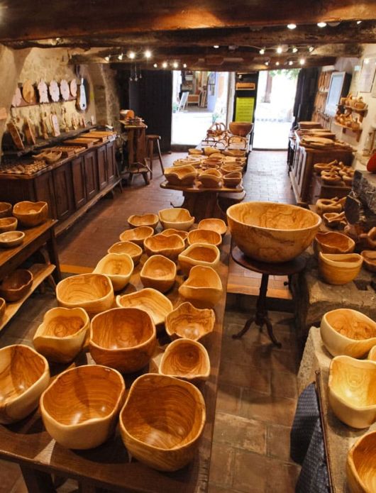 Vue de l'interieur de la boutique du Travail du Bois d'olivier à Tourrettes-sur-loup