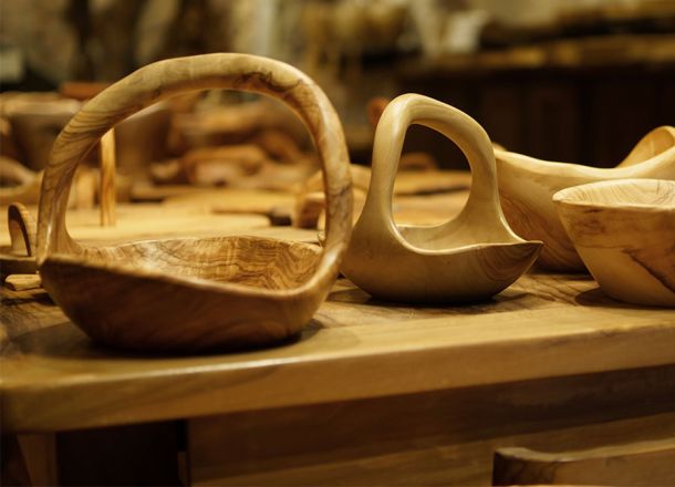 Coupes à fruits en bois d'olivier dans la boutique du travail du bois d'olivier à Tourrettes-sur-loup