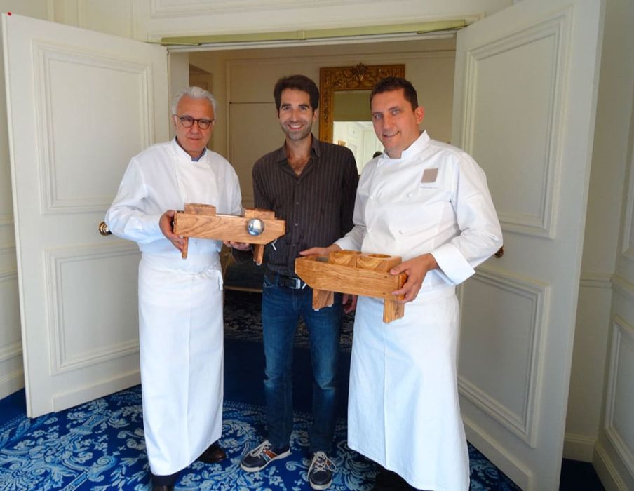 Alain Ducasse , Guillaume Dubosq & Dominique Lory tenant les mandolines en bois d'olivier crées pour le Chateau Saint Martin