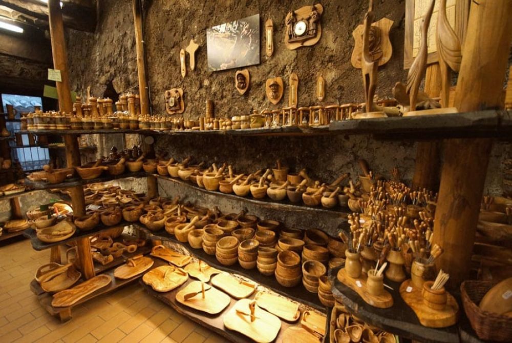 interieur de la petite boutique - Le Travail du Bois d'olivier à Tourrettes-sur-loup