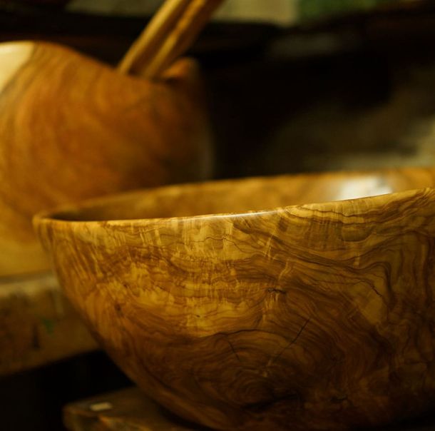 Détails d'un saladier en bois d'olivier dans la boutique du Travail du bois d'olivier à Tourrettes-sur-loup
