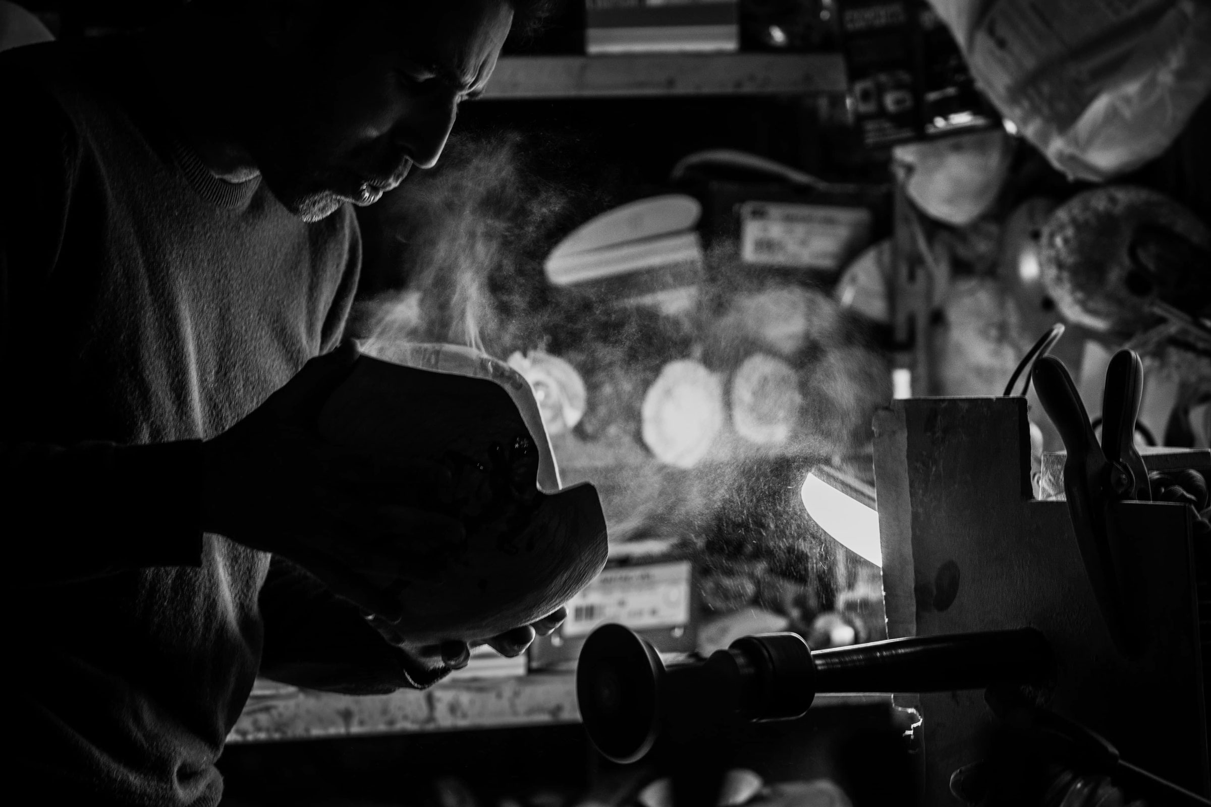 Guillaume Dubosq dans son atelier - Le travail artisanal du Bois d'olivier